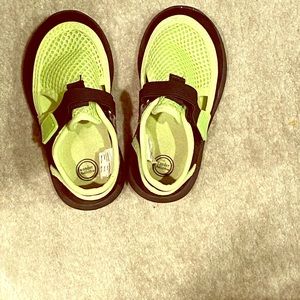 Toddler water shoes - s5/6 very gently used